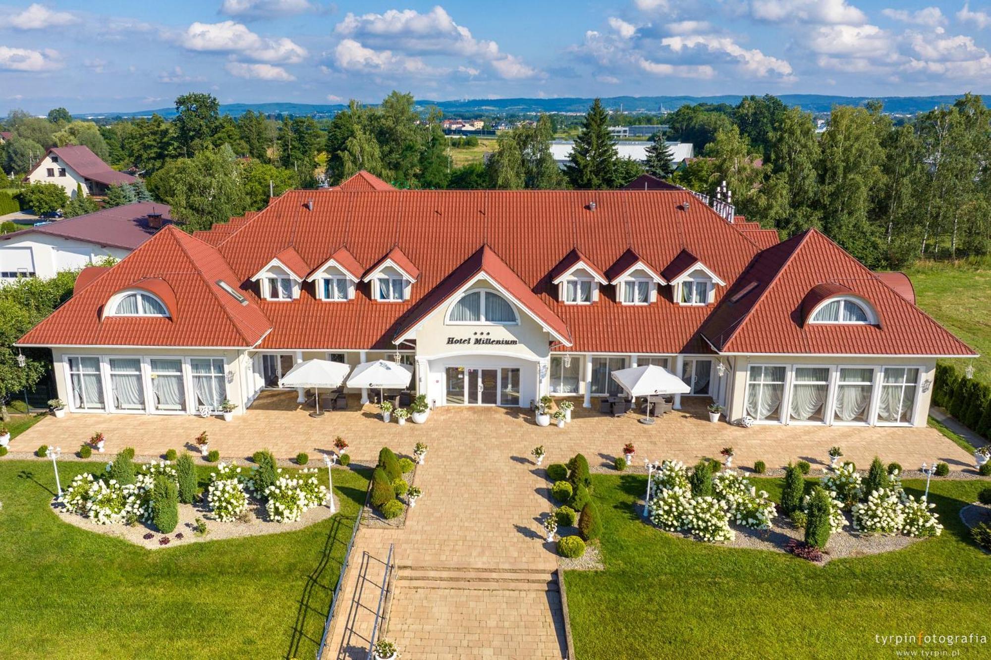 Hotel Millenium Gora Motyczna Экстерьер фото